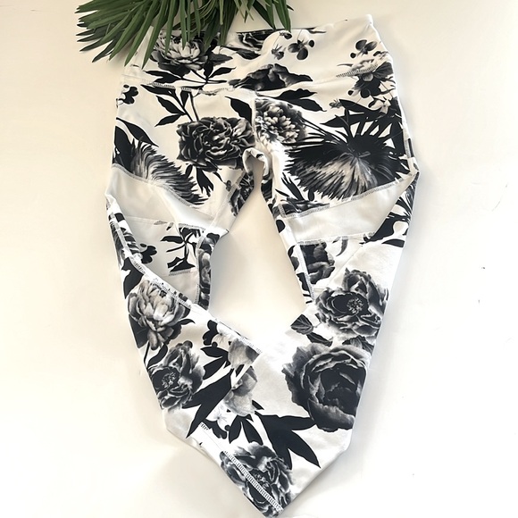 Lululemon women’s black and white floral cropped mesh yoga pants size 6 - Picture 3 of 11